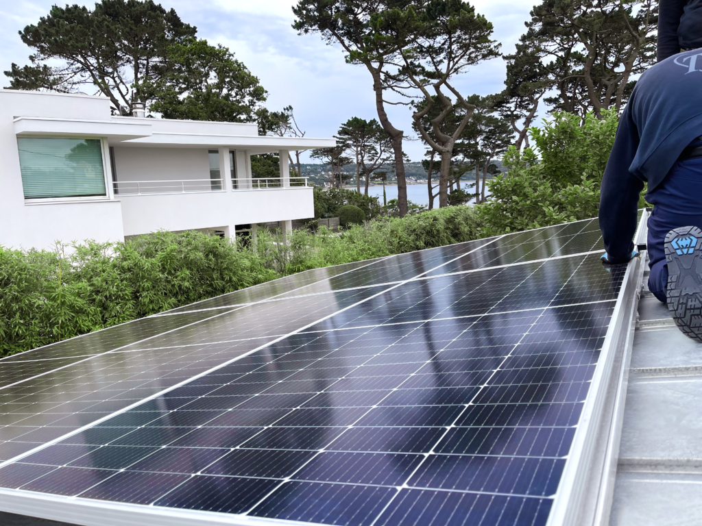 panneaux photovoltaïques installés sur le toit d'une maison en Bretagne